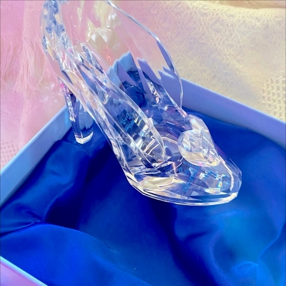 Cinderella Glass Slipper Brush Storage - Picture 8 of 16